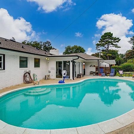 Poolside Bungalow With Fire Pit Fun And King Suite 샬럿 외부 사진