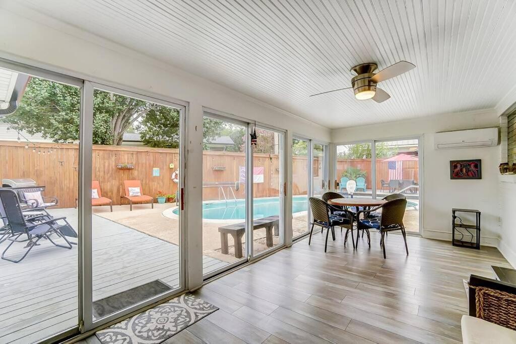 Poolside Bungalow With Fire Pit Fun And King Suite 샬럿 외부 사진
