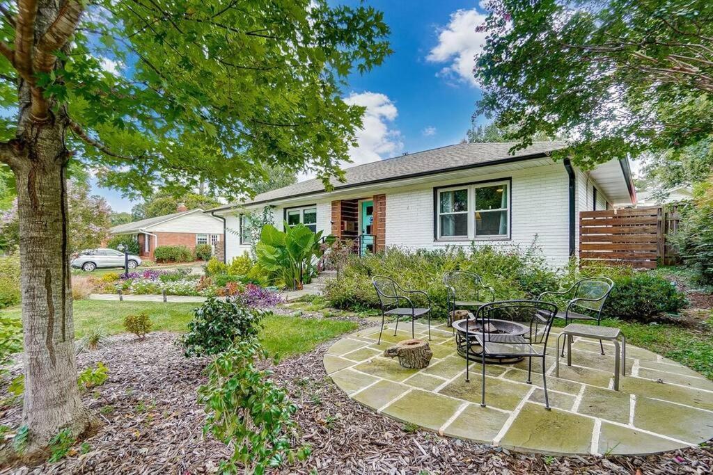 Poolside Bungalow With Fire Pit Fun And King Suite 샬럿 외부 사진